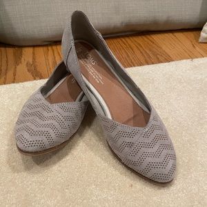 TOM’S WOMEN’S SLIP ON FLAT SHOES SIZE 8